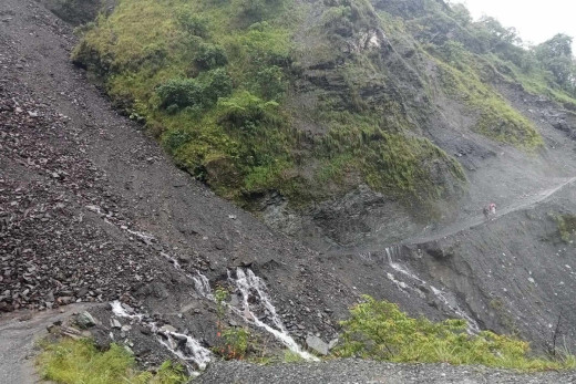 अझै खुलेन तीन महिनादेखि अवरुद्ध बारपाक–लाप्राक सडक